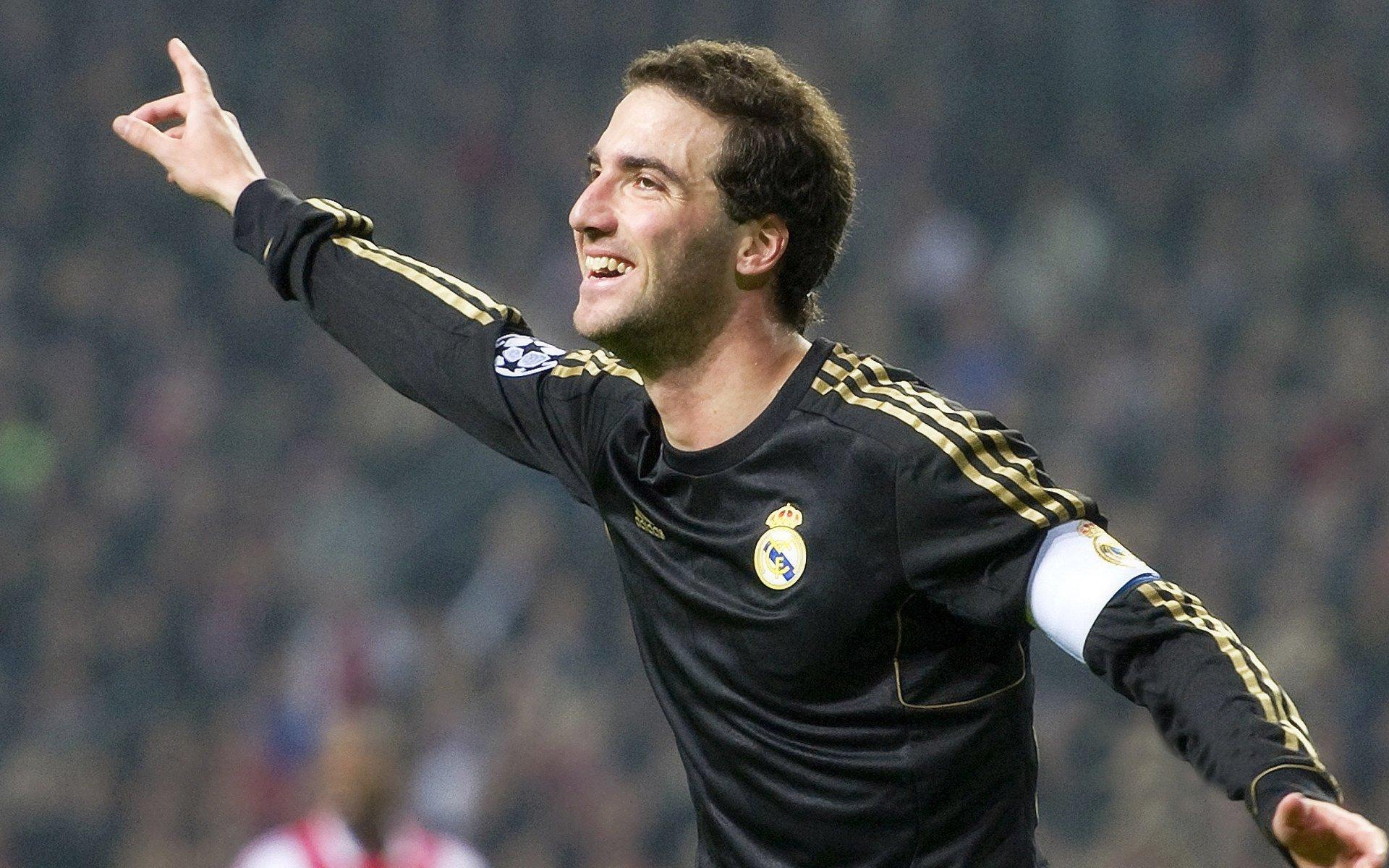 潘展乐破亚洲纪录 泳坛新星闪耀国际赛场